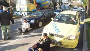 Транспортни работници протестираха с бетоновоз пред общината във Варна