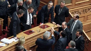 Гърция прие нов закон, за да получи 9 млрд. евро кредит