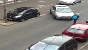 Паралелно паркиране за жени в 30-минутен неуспешен опит (ВИДЕО)