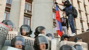 Сепаратисти щурмуват Донецк, искат референдум за присъединяване към Русия (СНИМКИ)