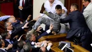 Депутати се биха в украинския парламент (ВИДЕО)