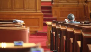 Цивилен ще може да ръководи военното разузнаване, решиха депутатите 