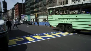 САЩ почита жертвите на атентата в Бостън