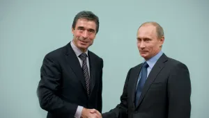 Расмусен носел микрофон по време на разговор с Путин преди години