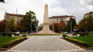 Нищожна онлайн анкета решава съдбата на паветата на Руски паметник