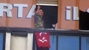 Въоръжен нахлу в офис на управляващата партия в Турция