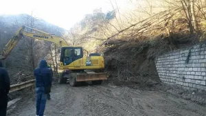 Кал се свлича по отворения път Асеновград-Смолян 