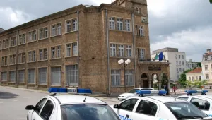 Четирима маскирани обраха млад мъж в дома му