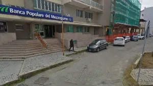 Трима ограбиха банка в Италия с бомба менте
