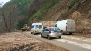Багер дежури на пътя за Бачковския манастир