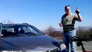 Шофьорът от СРП твърди, че не е блъскал никой от велосипедистите