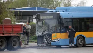 Жена пострада при удар на тролей и рейс в София