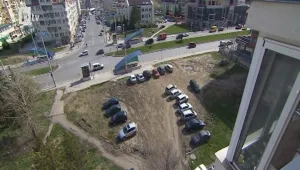 Кален паркинг на мястото на зелена поляна в София