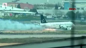 Самолет пламна над Истанбул (ВИДЕО)