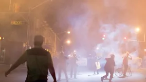Димни гранати и сълзотворен газ срещу протестиращи в Балтимор