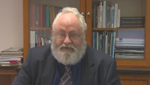 Ирландският посланик Патрик Колман пие уискито си топло