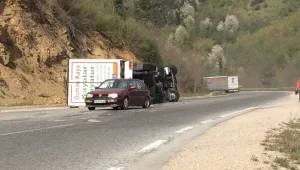 Обърнат тир затруднява движението в Прохода на Републиката вече близо 20 часа