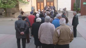 Батални сцени при изплащането на добавките за пенсионерите