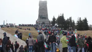 Чистят и освежават паметника „Шипка”, спонсор ще помага със средства