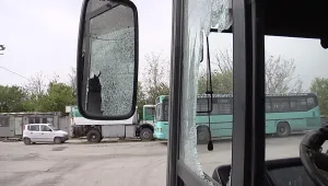 Шофьор потроши с бухалка пълен с пътници автобус