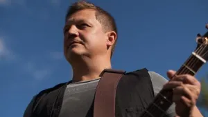 Почина бас китаристът на група 