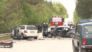 Три коли се удариха на околовръстното в Добрич, двама загинаха 