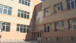 Част от фасадата на училище в Асеновград падна