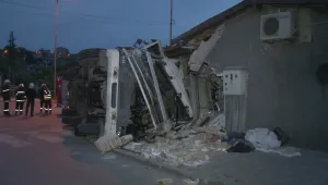 Сметопочистващ камион се заби в баничарница във Варна