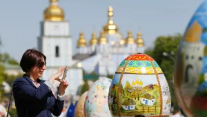 Изложиха 374 половинметрови яйца в центъра на Киев