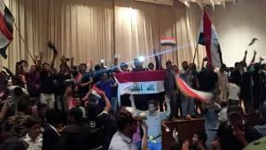 Протестиращи в Ирак нахлуха в парламента (ВИДЕО)
