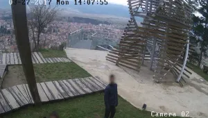 Деца изпочупиха градския парк над Разлог (ВИДЕО)