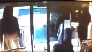 Видео показва „летящия“ покрай витрините камион убиец в Стокхолм