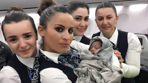 Бебе се роди на борда на самолет на Турските авиолинии (СНИМКИ)