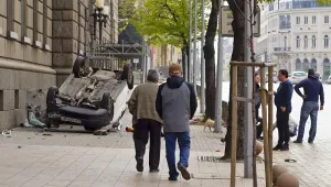 Кола се обърна по таван в центъра на София, шофьорът е бил пиян (СНИМКИ)
