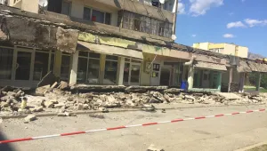 30-метрова козирка падна от жилищен блок в Сливен