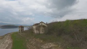 Украсата на възрожденски храм е заплашена от унищожаване