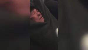 Извлеченият от полет на „Юнайтед“ пътник: Беше по-страшно от бойното поле във Виетнам