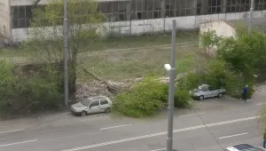 Стена падна върху автомобили в София