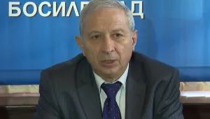 Огнян Герджиков връчва на Бойко Борисов папка с препоръки