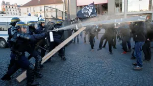 Сблъсъци между полиция и протестиращи в Париж