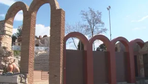 Достроиха амфитеатъра в стария Несебър със „старинни” пластмасови арки
