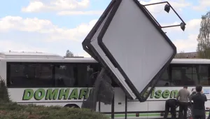 Автобус се блъсна в билборд на изхода на Бургас
