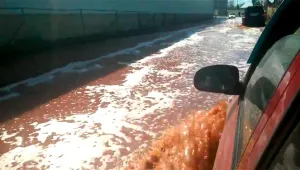 Потоци от сок заляха руски град (СНИМКИ, ВИДЕО)