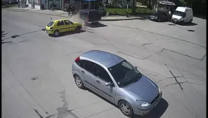 Охранителна камера засне как джип удря пешеходци в Казанлък