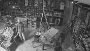 Непохватен крадец се опита да обере магазин, но се оказа в капан (ВИДЕО)