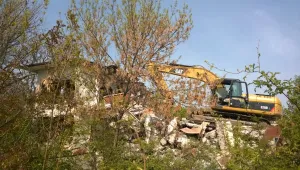 Несебърската община събори почивна база в Равда зад гърба на МОН (СНИМКИ)