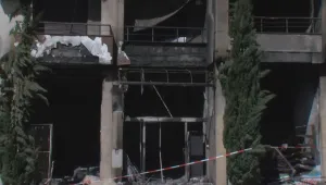 Пожарът в Сандански: Двама души подпалили магазин на партера