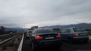 Започнаха почивните дни, започнаха и огромните задръствания