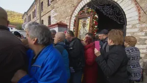 Стотици вярващи се включиха в литийното шествие с чудотворната икона на Света Богородица