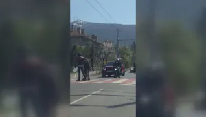 Мотористи за пример спряха движението заради възрастен пешеходец